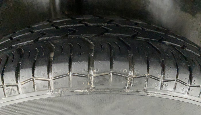 2011 Maruti Swift LXI D, CNG, Manual, 80,296 km, Right Rear Tyre Tread