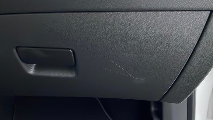Opel Astra-Dashboard Glove box Scratch