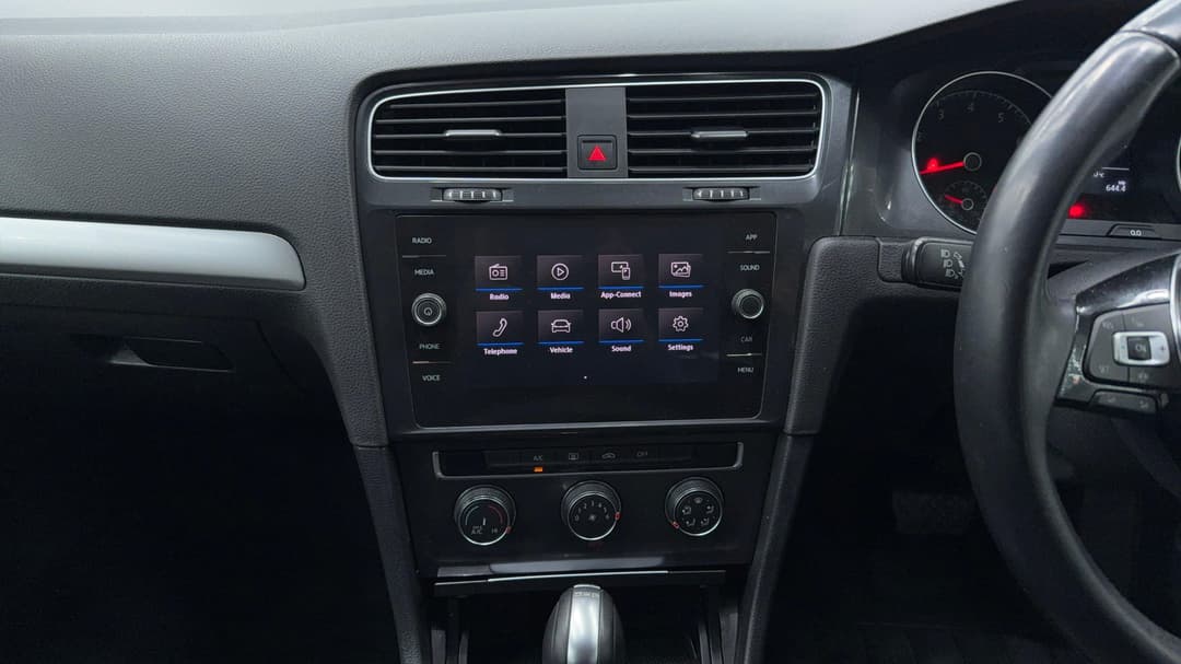 2018 Volkswagen Golf 110 Tsi Trendline, Automatic, 127374 km, Center Console