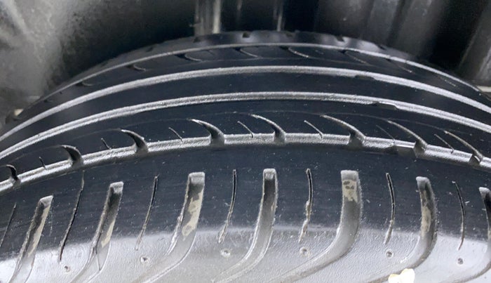 2017 Volkswagen Vento COMFORTLINE MT PETROL, Petrol, Manual, 32,137 km, Left Rear Tyre Tread