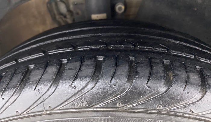 2016 Volkswagen Vento HIGHLINE PETROL, Petrol, Manual, 30,864 km, Right Front Tyre Tread