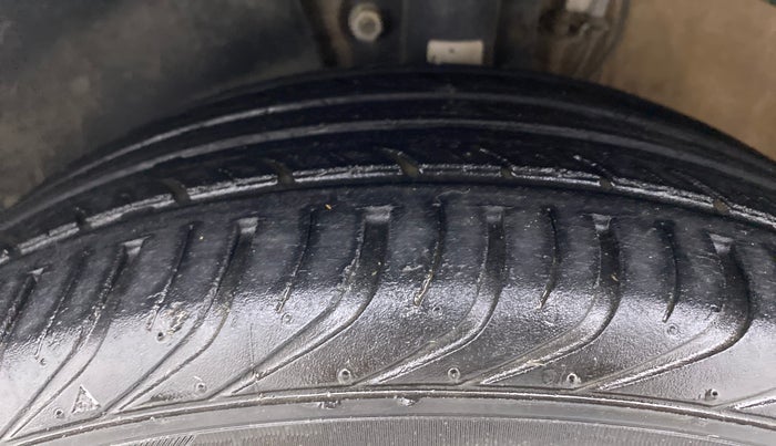 2016 Volkswagen Vento HIGHLINE PETROL, Petrol, Manual, 30,864 km, Left Front Tyre Tread