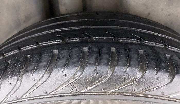 2016 Volkswagen Vento HIGHLINE PETROL, Petrol, Manual, 30,864 km, Right Rear Tyre Tread