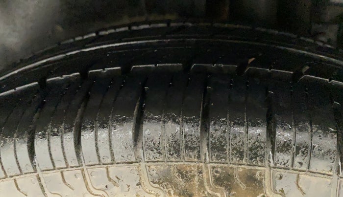 2015 Maruti Swift LXI, CNG, Manual, 58,607 km, Left Rear Tyre Tread