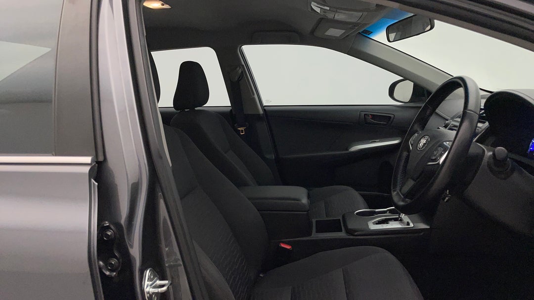 2017 Toyota Camry Rz S.e., Automatic, 72186 km, Right Side Front Door Cabin View