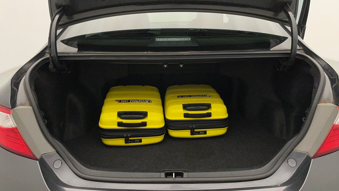 2017 Toyota Camry Rz S.e., Automatic, 72186 km, Boot Inside View with Luggage