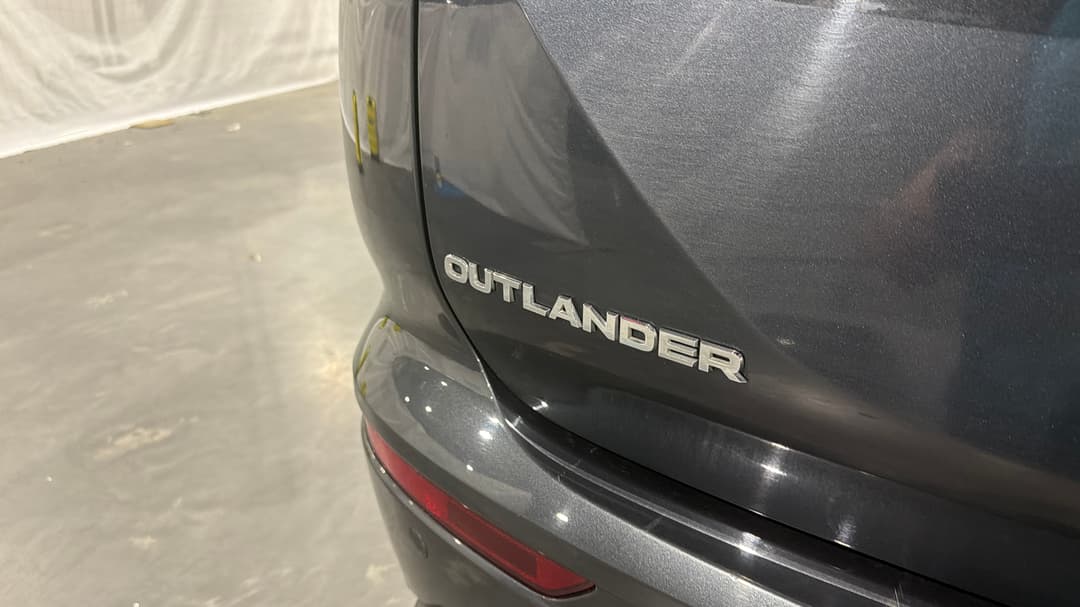 2024 Mitsubishi Outlander Es 7 Seat (2WD), Automatic, 41398 km, Badge (Boot Left Side)