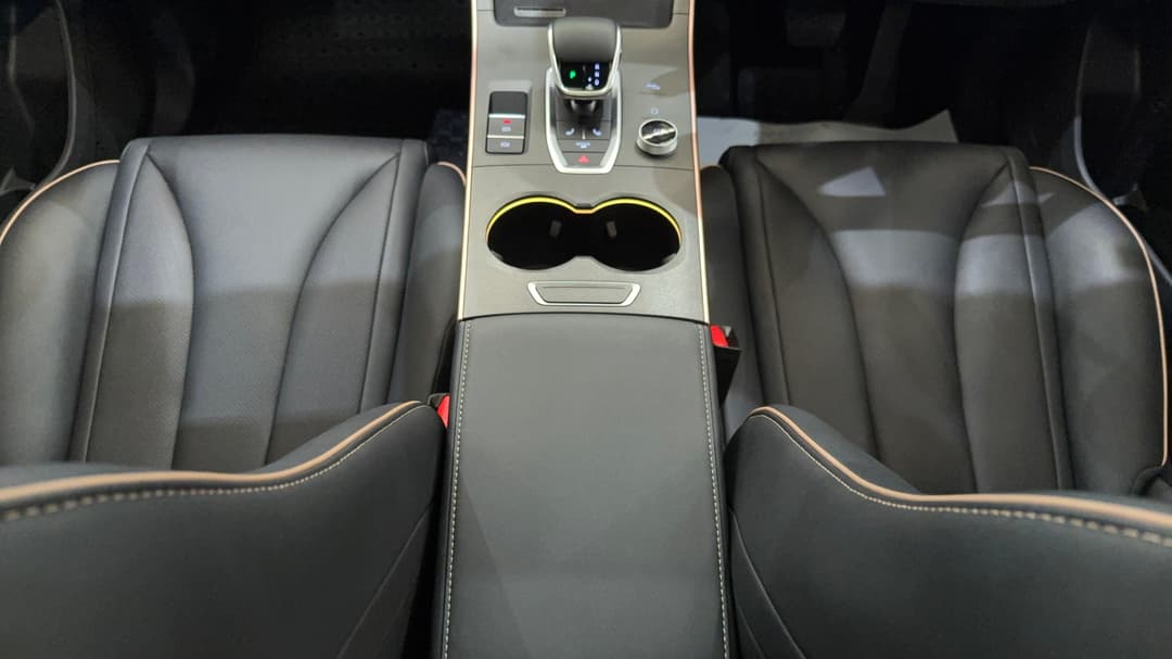 2024 Chery Omoda 5 Ex (high Version), Automatic, 9902 km, Center Console
