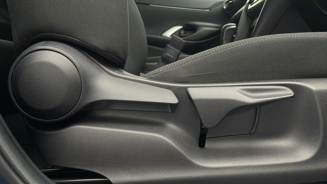 2021 Toyota Yaris Cross Gx, Automatic, 5981 km, Drivers Side Adjustment Panel