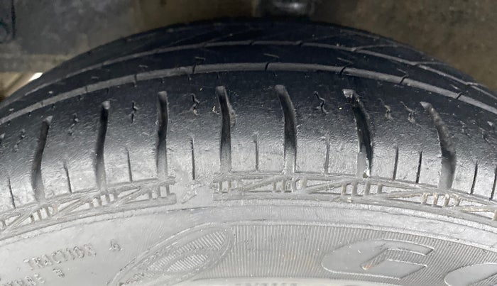 2017 Hyundai Eon MAGNA PLUS, Petrol, Manual, 44,925 km, Left Front Tyre Tread