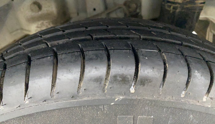 2014 Hyundai Eon ERA PLUS, Petrol, Manual, 28,760 km, Left Rear Tyre Tread