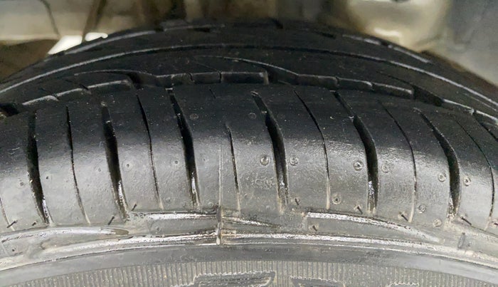 2014 Hyundai Eon ERA PLUS, Petrol, Manual, 28,760 km, Right Rear Tyre Tread