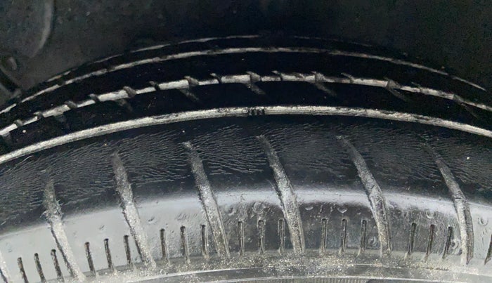 2015 Hyundai Grand i10 MAGNA 1.1 CRDI, Diesel, Manual, 1,07,802 km, Left Front Tyre Tread