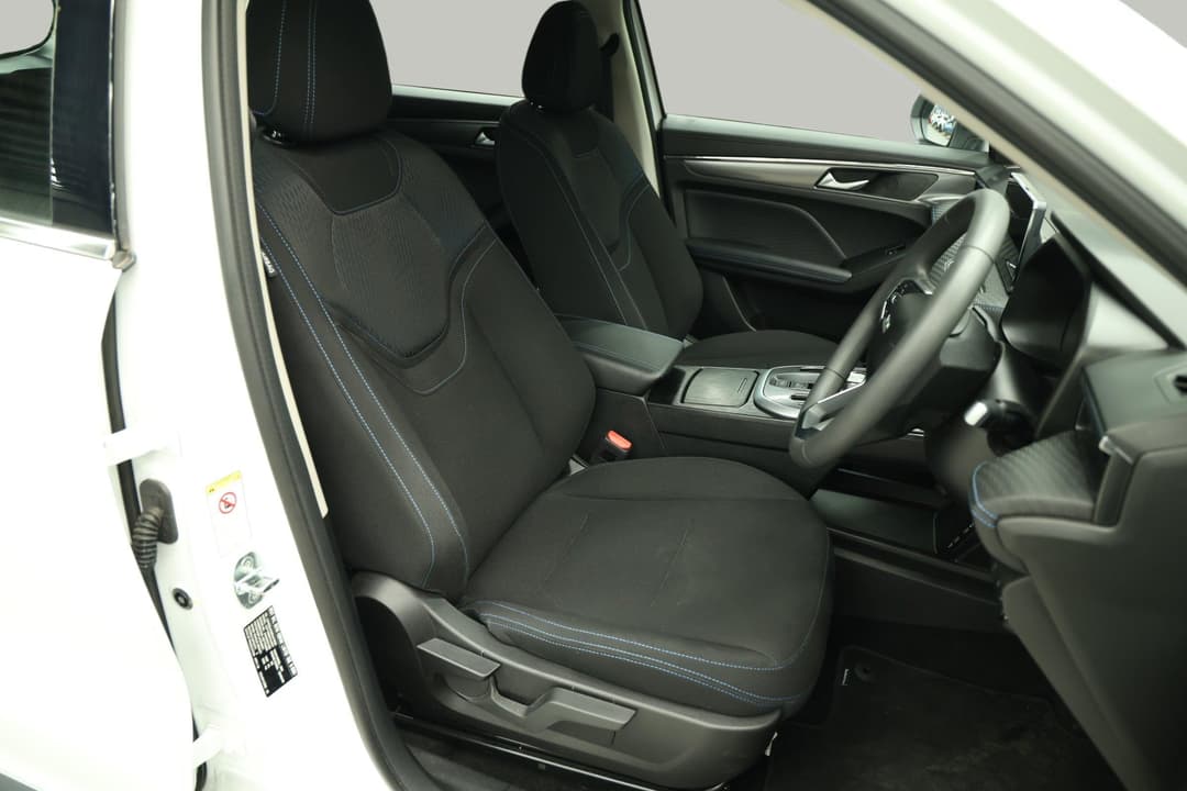 2024 GWM Haval Jolion Premium Hybrid, Automatic, 16140 km, Right Side Front Door Cabin View