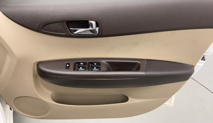 2010 Hyundai i20 MAGNA O 1.2, Petrol, Manual, 28,434 km, Driver Side Door Panels Control