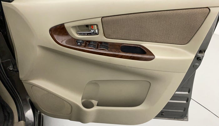2013 Toyota Innova 2.5 VX 7 STR BS IV, Diesel, Manual, 1,02,551 km, Driver Side Door Panels Control