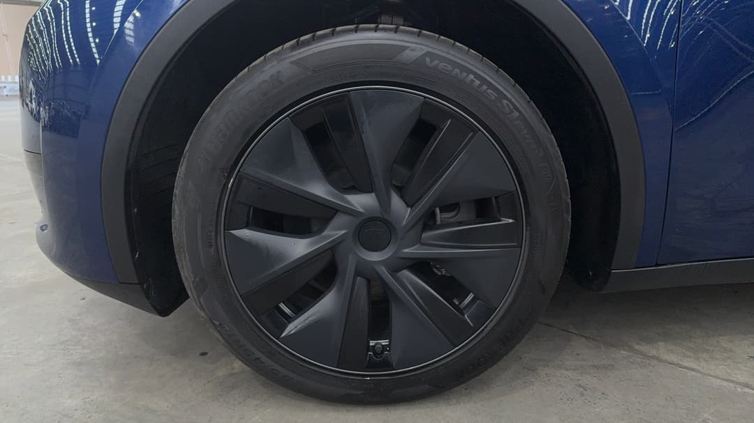 2024 Tesla Model Y Rear-wheel Drive, Automatic, 9165 km, Left Front Wheel