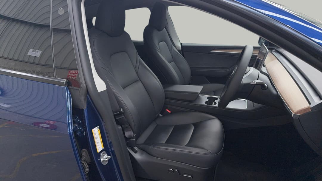 2024 Tesla Model Y Rear-wheel Drive, Automatic, 9165 km, Right Side Front Door Cabin View