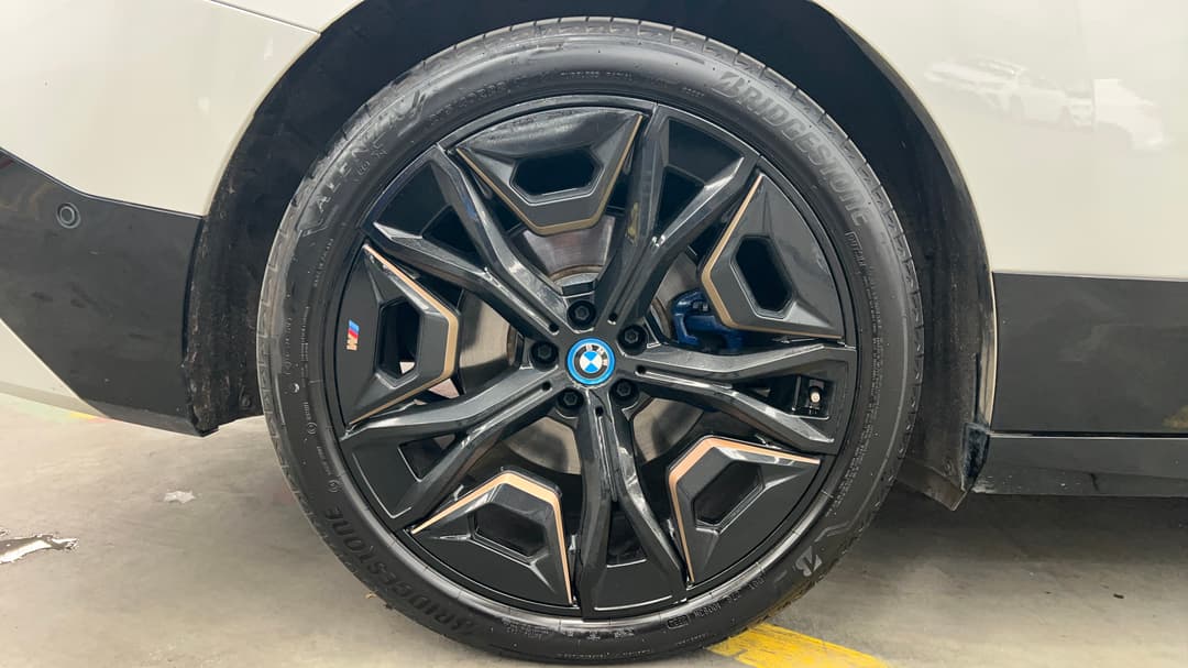 2023 BMW Ix xDrive40, Automatic, 66623 km, Right Rear Wheel