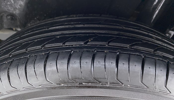2014 Maruti Swift VXI D, Petrol, Manual, 70,958 km, Left Rear Tyre Tread