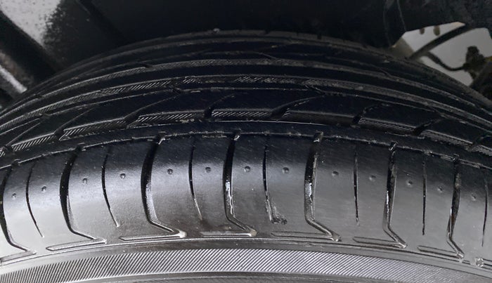 2014 Maruti Swift VXI D, Petrol, Manual, 70,958 km, Right Rear Tyre Tread
