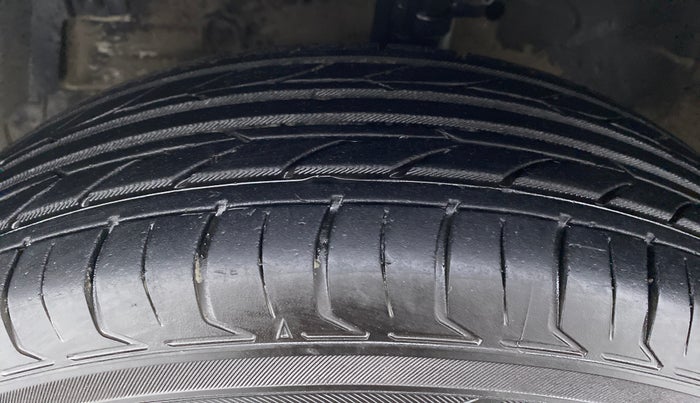 2014 Maruti Swift VXI D, Petrol, Manual, 70,958 km, Left Front Tyre Tread