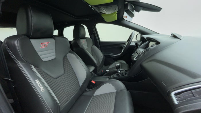 FORD FOCUS-Right Side Front Door Cabin View