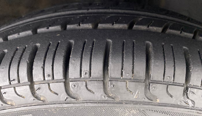2015 Hyundai Eon ERA PLUS, Petrol, Manual, 33,012 km, Right Front Tyre Tread