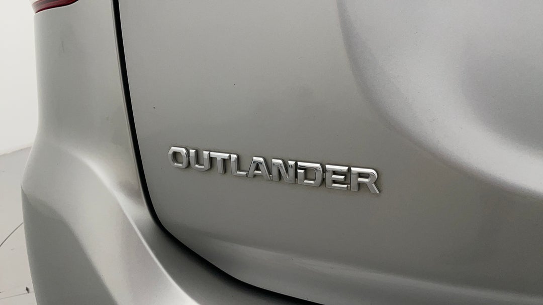 2017 Mitsubishi Outlander Ls 7 Seat (AWD), Automatic, 136770 km, Badge (Boot Left Side)