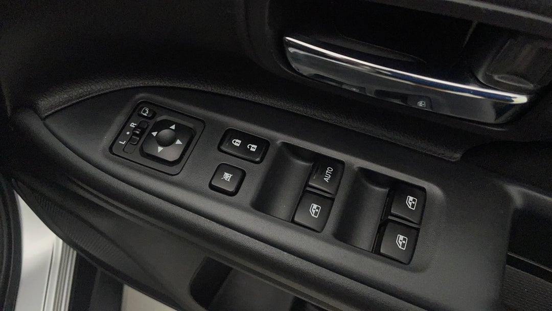 2017 Mitsubishi Outlander Ls 7 Seat (AWD), Automatic, 136770 km, Drivers Side Door Panel Controls