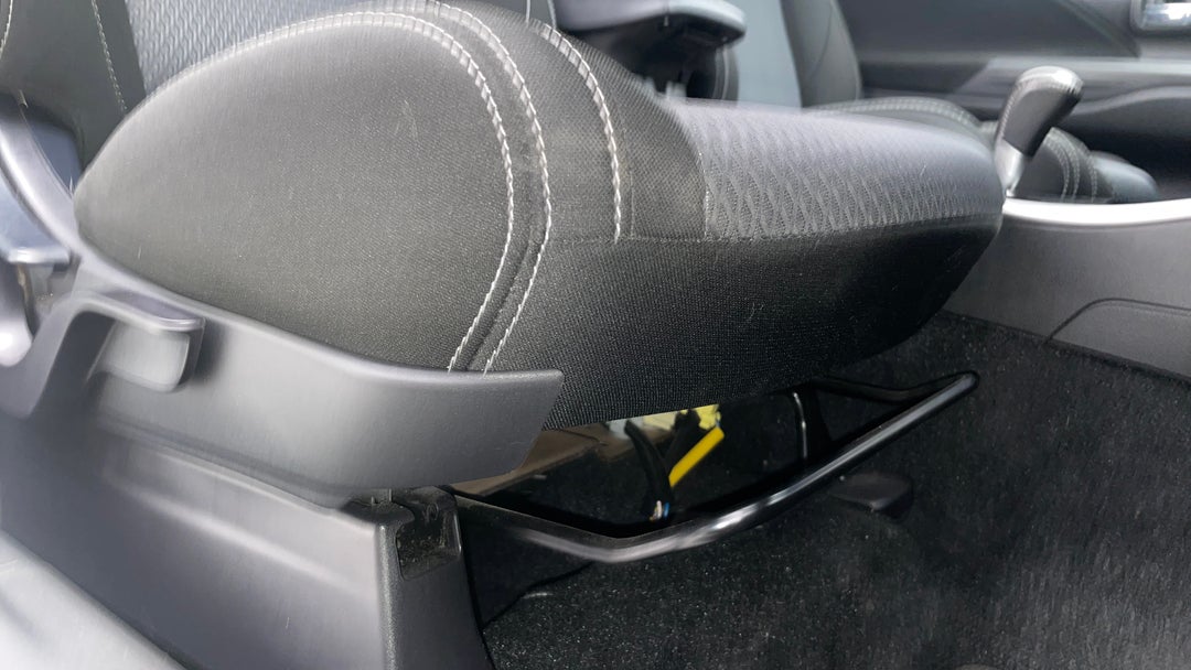 2017 Mitsubishi Outlander Ls 7 Seat (AWD), Automatic, 136770 km, Drivers Side Adjustment Panel