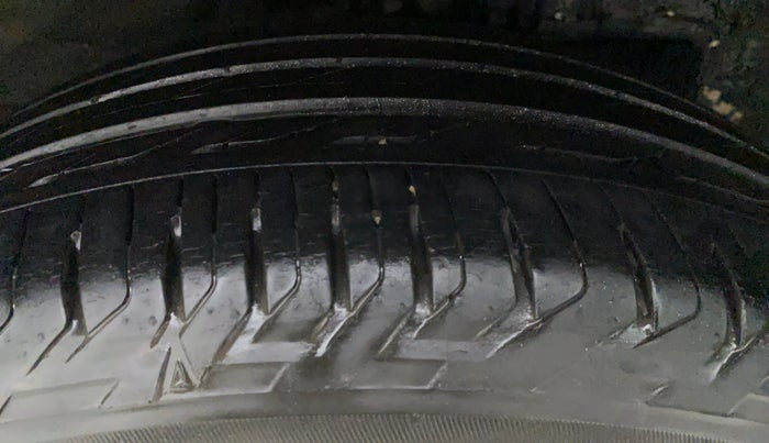 2016 Toyota Corolla Altis G, Petrol, Manual, 36,318 km, Right Front Tyre Tread