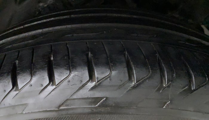 2016 Toyota Corolla Altis G, Petrol, Manual, 36,318 km, Left Front Tyre Tread