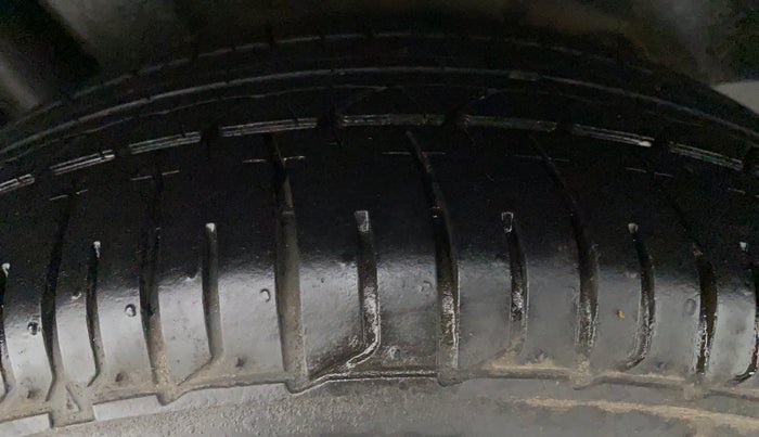 2015 Maruti Ciaz ZXI, Petrol, Manual, 81,778 km, Left Front Tyre Tread