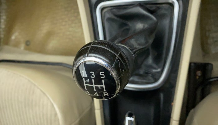 2015 Maruti Ciaz ZXI, Petrol, Manual, 81,778 km, Gear lever - Knob has minor damage