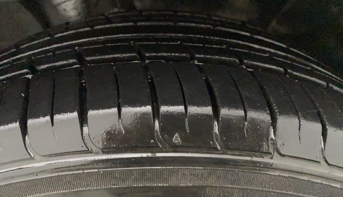 2015 Nissan Terrano XL (D), Diesel, Manual, 1,22,107 km, Right Front Tyre Tread