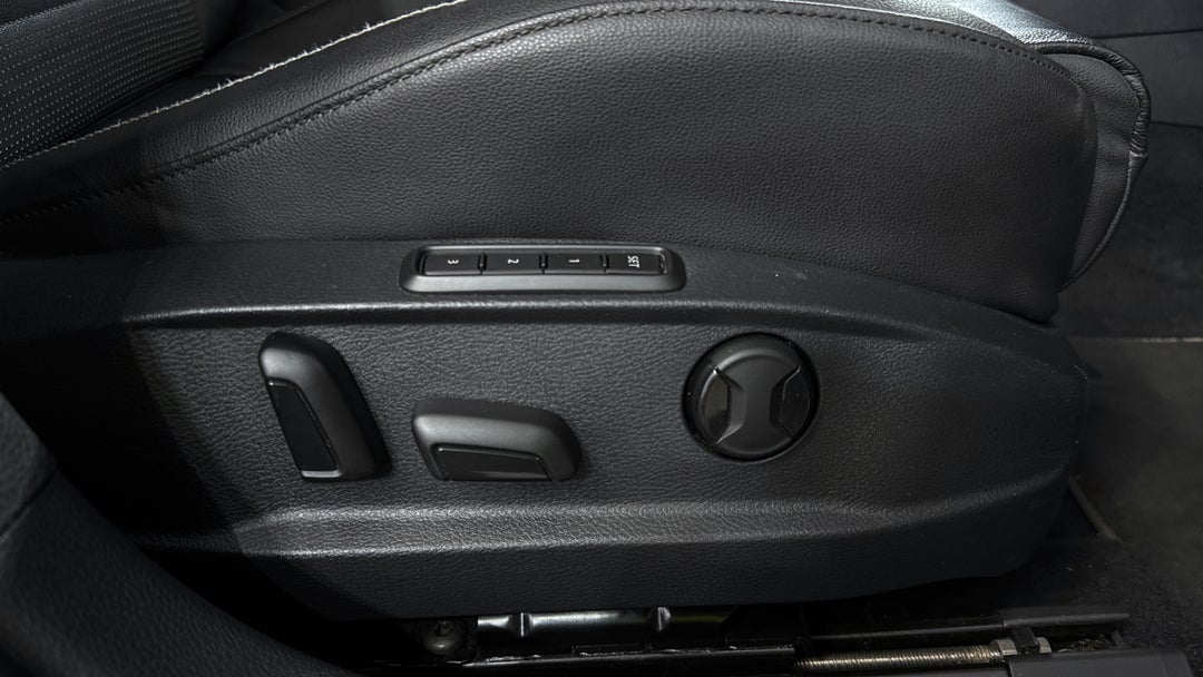 2018 Volkswagen Golf 110 Tsi Highline, Automatic, 85919 km, Drivers Side Adjustment Panel