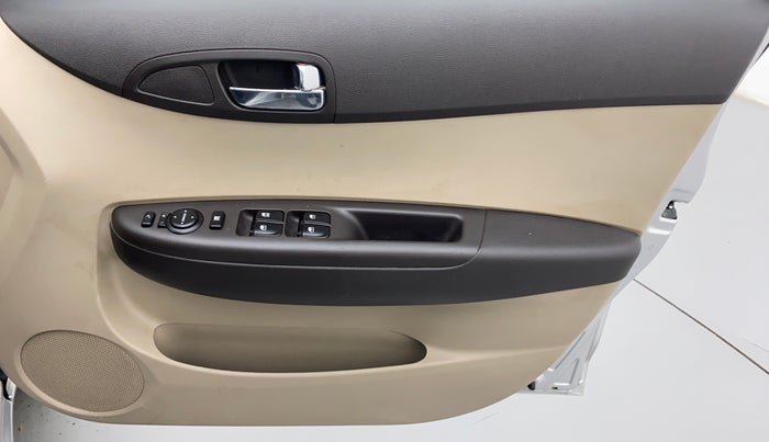 2013 Hyundai i20 MAGNA O 1.2, Petrol, Manual, 40,517 km, Driver Side Door Panels Control
