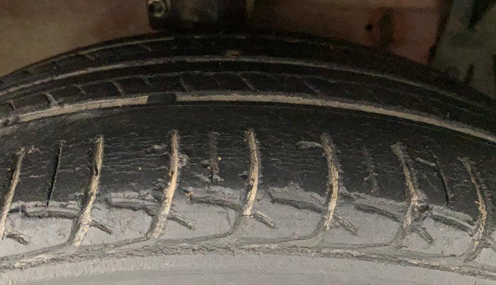 2014 Maruti Ciaz VDI, Diesel, Manual, 86,623 km, Right Front Tyre Tread