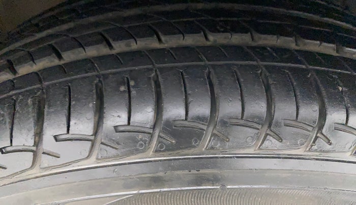 2016 Maruti Ertiga VXI ABS, Petrol, Manual, 9,354 km, Right Front Tyre Tread