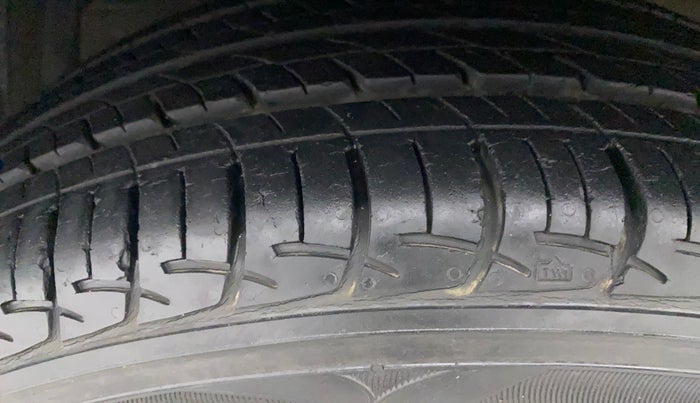 2016 Maruti Ertiga VXI ABS, Petrol, Manual, 9,354 km, Left Front Tyre Tread