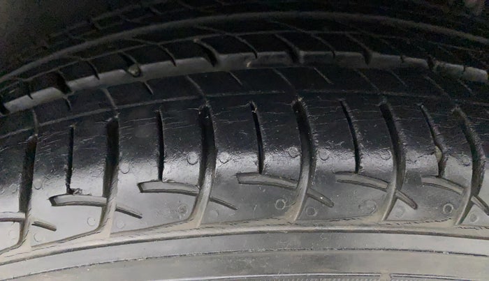 2016 Maruti Ertiga VXI ABS, Petrol, Manual, 9,354 km, Left Rear Tyre Tread