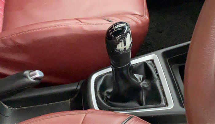 2018 Maruti Swift VXI, Petrol, Manual, 57,941 km, Gear lever - Knob cover torn