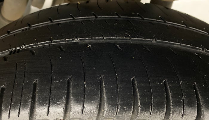 2016 Mahindra Kuv100 K8 6 STR, Petrol, Manual, 61,471 km, Left Rear Tyre Tread