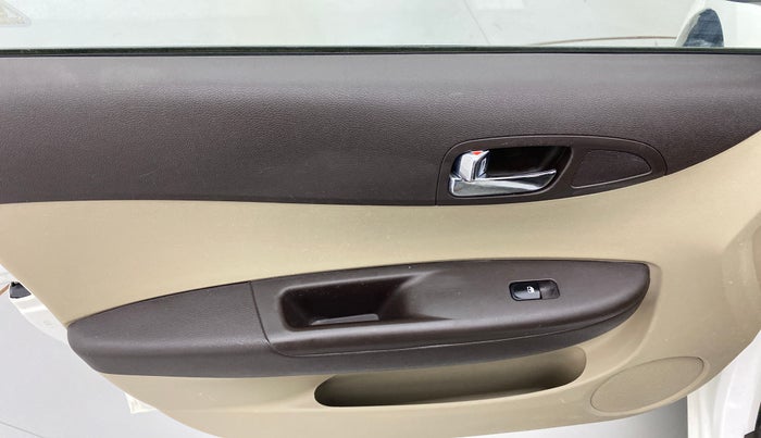 2012 Hyundai i20 SPORTZ 1.2 VTVT, Petrol, Manual, 71,728 km, Left front window switch / handle - Power window makes minor noise