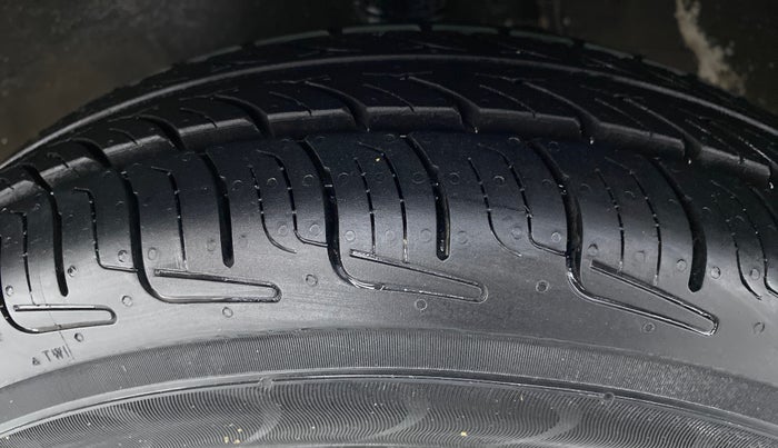 2018 Maruti Alto 800 LXI, Petrol, Manual, 42,432 km, Left Front Tyre Tread