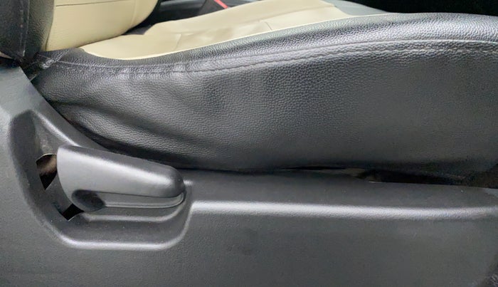 2018 Maruti Wagon R 1.0 LXI CNG, CNG, Manual, 82,568 km, Driver Side Adjustment Panel