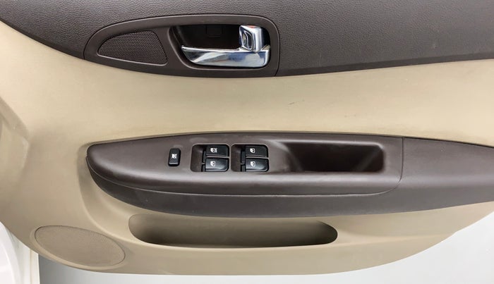 2012 Hyundai i20 MAGNA O 1.2, Petrol, Manual, 64,381 km, Driver Side Door Panels Control