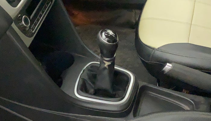 2015 Volkswagen Polo HIGHLINE1.5L DIESEL, Diesel, Manual, 82,050 km, Gear lever - Boot cover slightly torn