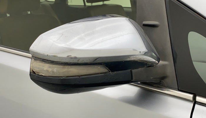 2019 Toyota Innova Crysta 2.8 ZX AT 7 STR, Diesel, Automatic, 90,337 km, Right rear-view mirror - Indicator light has minor damage